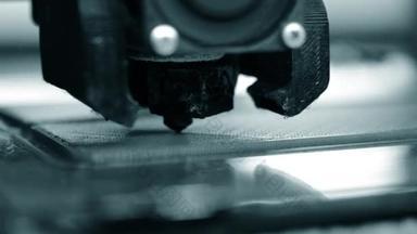 3D打印机3D打印机打印特写。熔融出挤出机的塑料,并形成原型模型.用于打印3D打印机的新的现代附加技术。用于建模的电子设备.